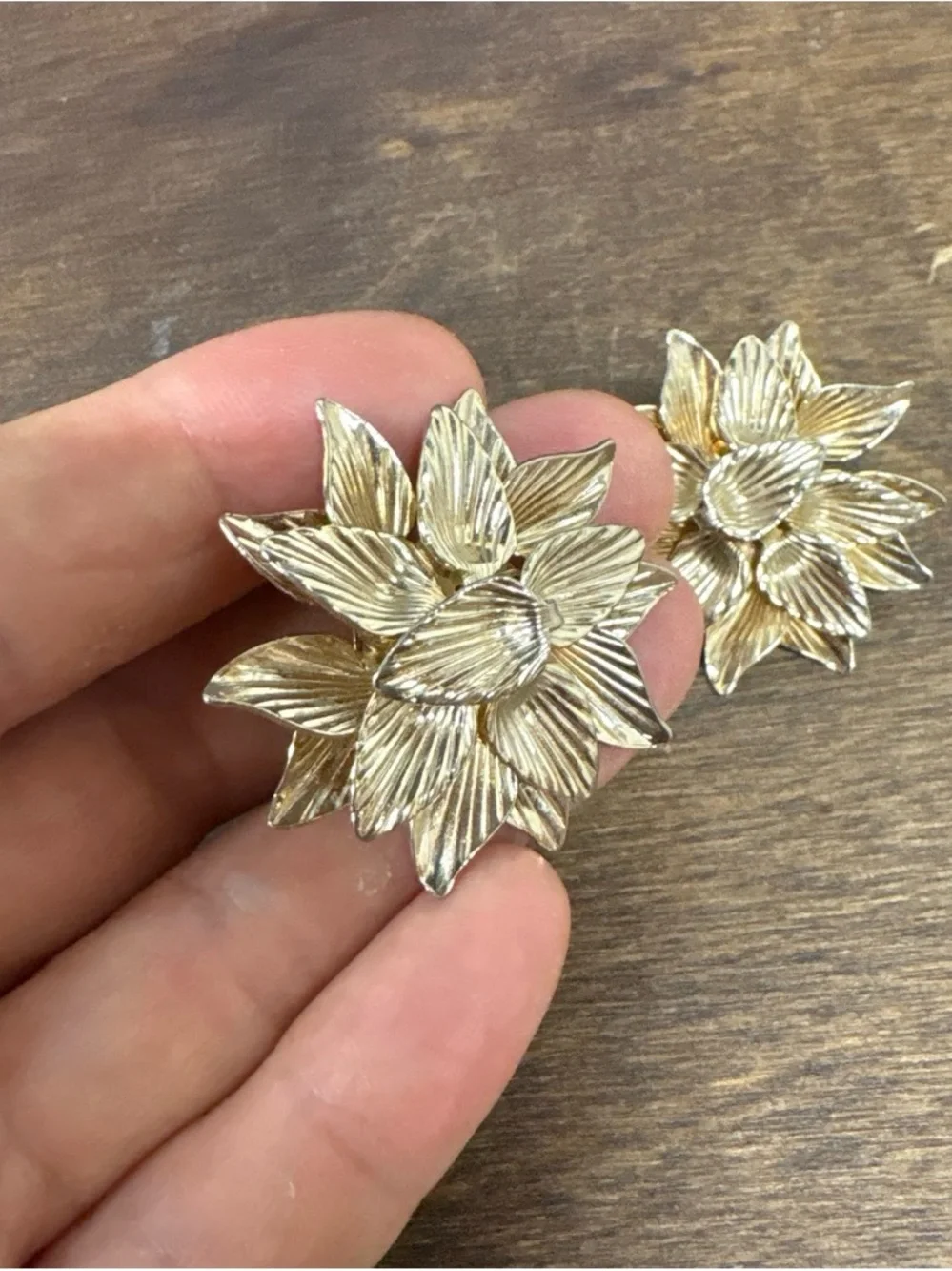 Vintage STAR Gold Floral Petal Clip-On Earrings - Classic Women's Jewelry